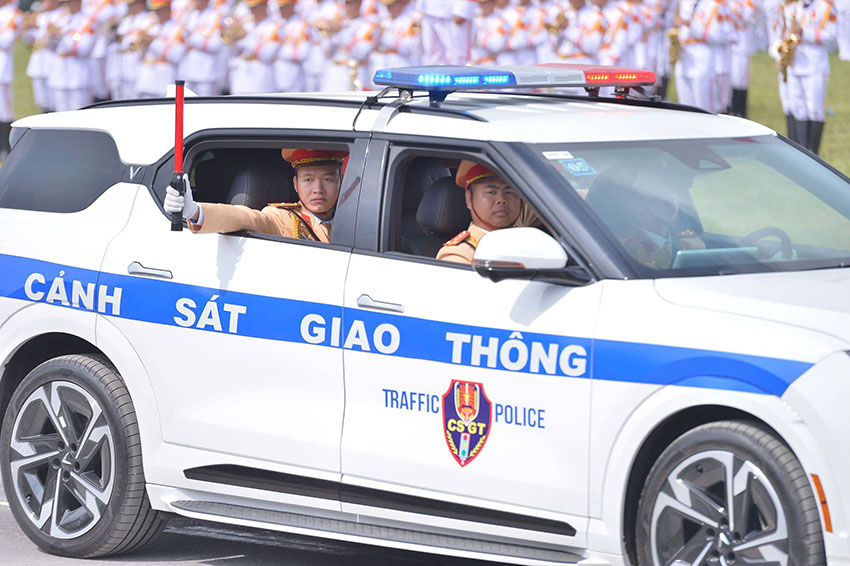 During the traffic diversion time, the Traffic Police Department recommends that vehicles pay attention and give priority to the road to perform their duties. Photo: V. Tuan