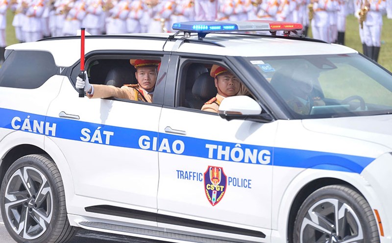 During the traffic diversion time, the Traffic Police Department recommends that vehicles pay attention and give priority to the road to perform their duties. Photo: V. Tuan