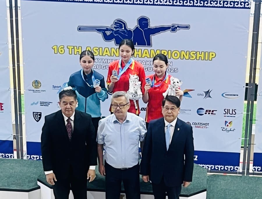 2025년 아시아 선수권 대회에서 금메달을 획득한 베트남 사격 선수. 사진: 호아이 비엣