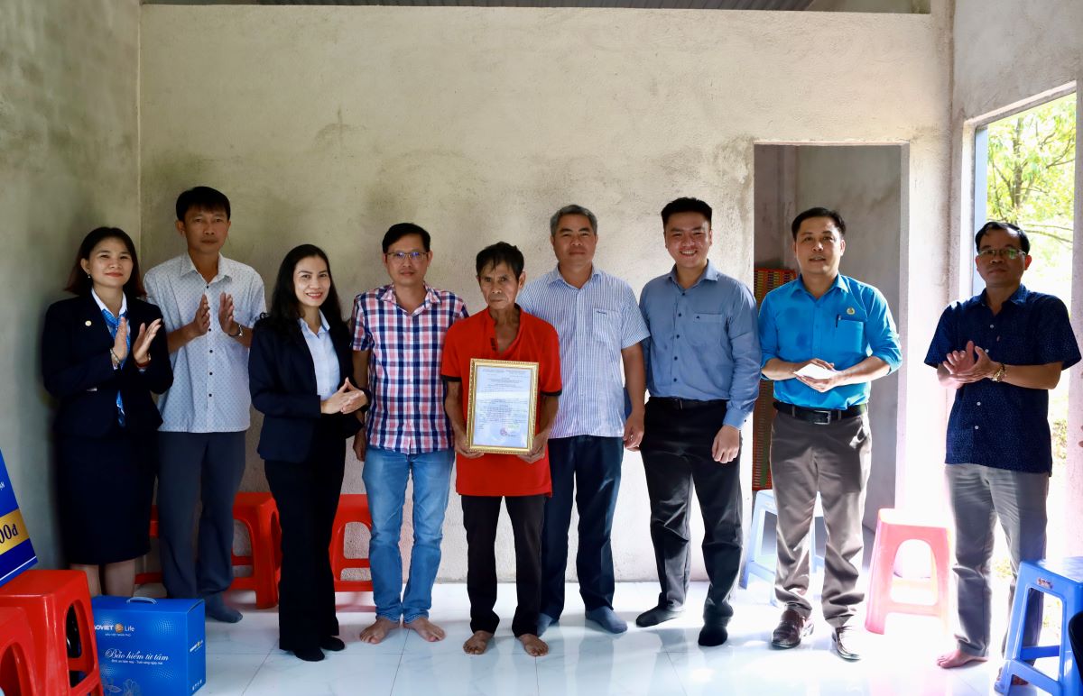 Trao quyet dinh ho tro nha tinh thuong cho ong Bich. Anh: Duy Tuan