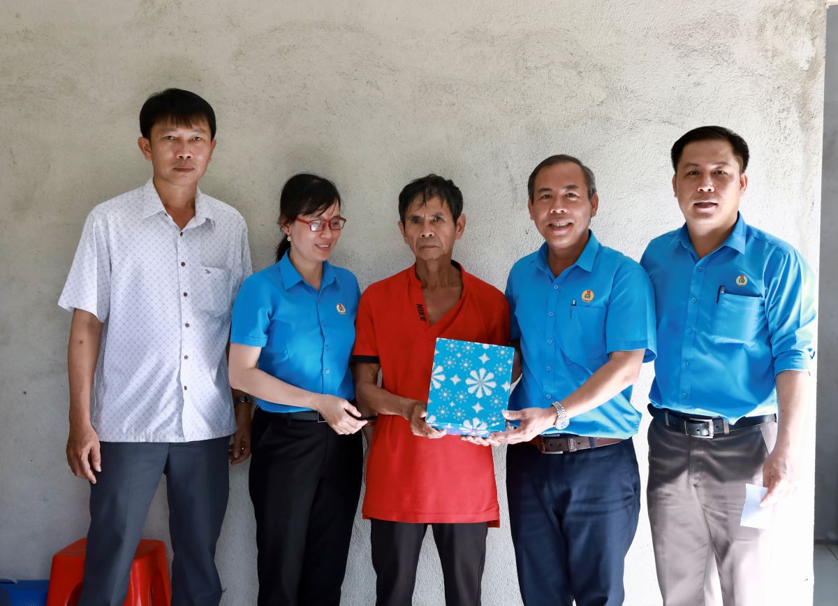 Trao cac phan qua chuc mung nha moi tu Lien doan Lao dong tinh Lam Dong va cac manh thuong quan. Anh: Duy Tuan