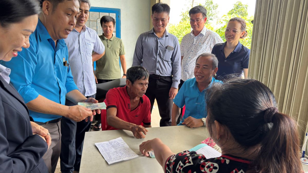 Ong Bich xoa cac khoan no mua phan bon duoi su chung cua cac don vi. Anh: Duy Tuan