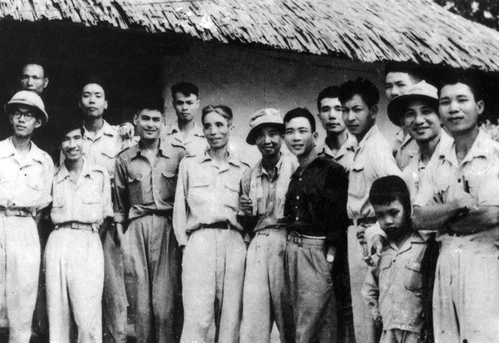 Cac van nghe si trong khang chien chong Phap o Thai Nguyen. Ho ganh tren vai su menh lich su va da lam nen giai doan van hoc cach mang ruc ro. Anh: Tu Lieu