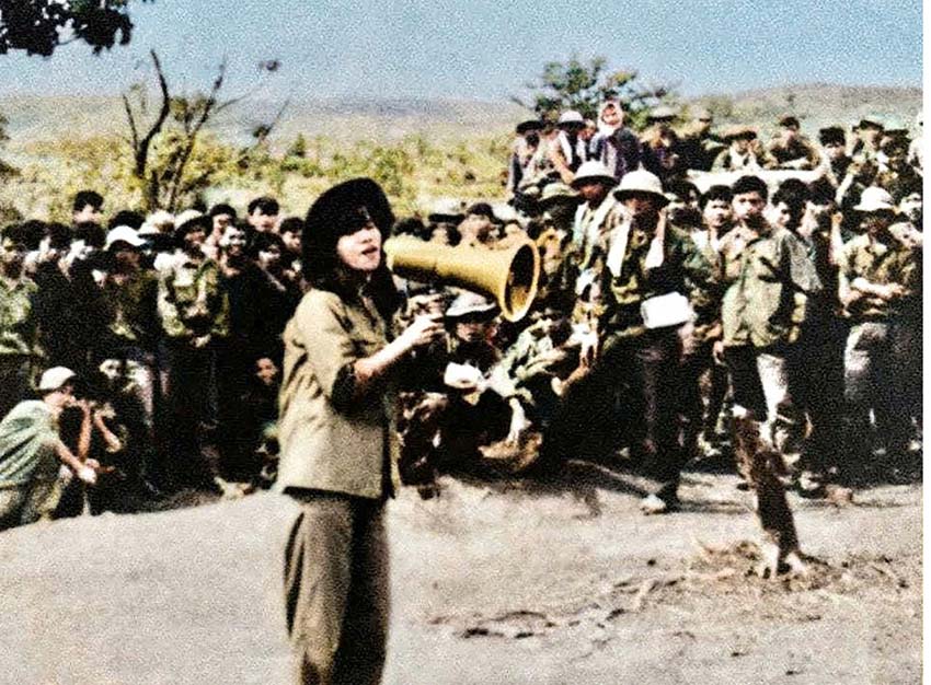 Artists sing to serve the soldiers fighting in Truong Son. Every artist is a soldier on the cultural front. Photo: Provided by People's Artist Thanh Hoa
