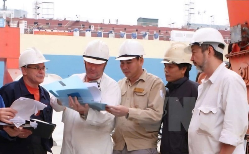 Article 21 of Decree 219/2025/ND-CP stipulates the validity period of labor licenses and certificates of confirmation not subject to granting labor licenses to foreign workers. Photo: Anh Tu