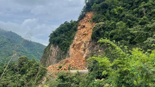 The scene of a landslide on National Highway 4G, Km110+900 through Sop Cop Commune, Son La, causing traffic congestion. Photo: Truong Son