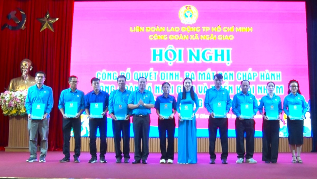 응아이자오 코뮌 노동조합 집행위원회 출범 결정 발표. 사진: 탄안