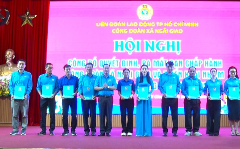 Announcing the decision, launching the Executive Committee of the Trade Union of Ngai Giao commune. Photo: Thanh An