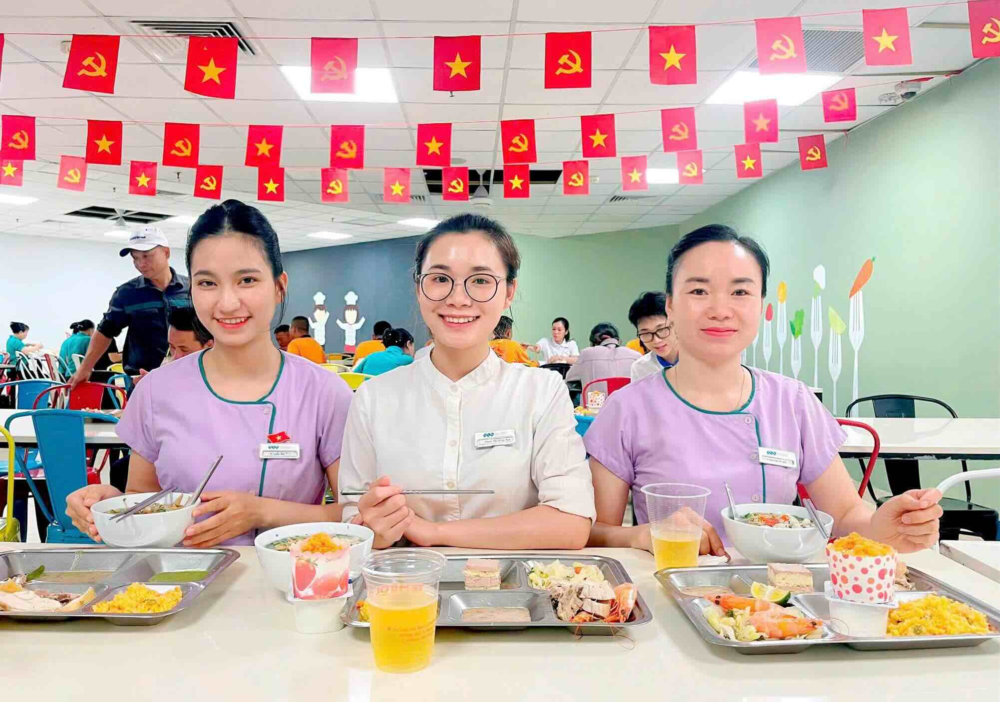 간부 조합원 노동자들이 간부 옆에 모여 있습니다. 따뜻한 간부 노동조합 식사. 사진: 탄호아 노동조합