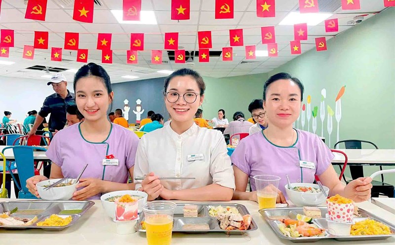 Union members and workers gathered at the warm "Union Meal". Photo: Thanh Hoa Trade Union