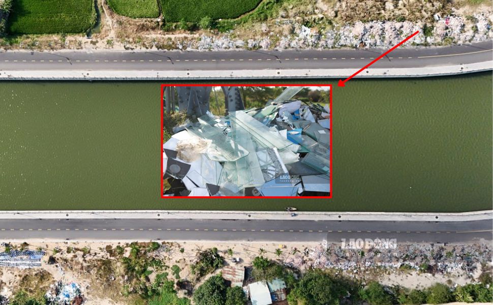 Garbage still surrounds the road along the Dinh River (Quy Nhon Dong Ward, Gia Lai). Photo: Hoai Phuong