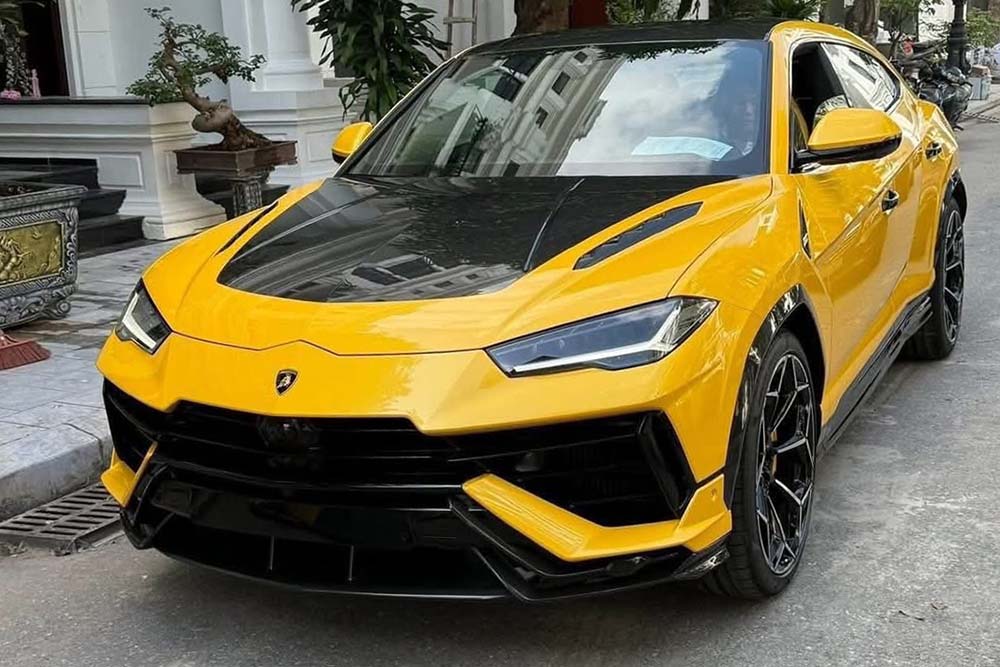El Lamborghini Urus Performante con un color de pintura dorado llamativo y muchos detalles de fibra de carbono aparece en Can Tho. Foto: Quang Chung