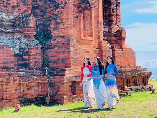Miss Vietnam 2024 Ha Truc Linh (middle) and the top 5 Miss Vietnam: Pham Thuy Duong (right cover), Ho Ngoc Phuong Linh participated in the promotion of Banh It tower. Photo: Phan Lai