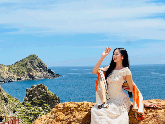 Top 5 Hoa hau Viet Nam nam 2024, Dai su du lich va moi truong Pham Thuy Duong chup hinh, quang ba hinh anh dia danh Eo Gio. Anh: Phan Lai