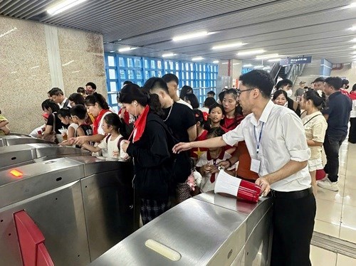 Hanoi offers 128 free bus and urban railway routes to people attending the National Day Ceremony. Photo: Minh Hanh