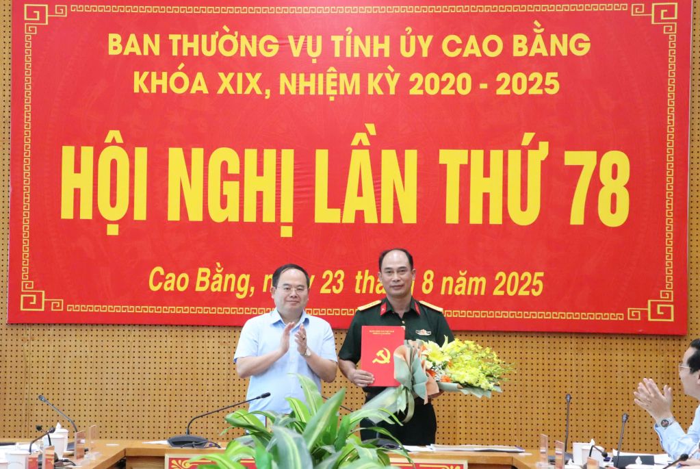 Cao Bang Provincial Party Secretary Quan Minh Cuong presented flowers to congratulate Colonel Van Khac Thanh. Photo: Thanh Loan