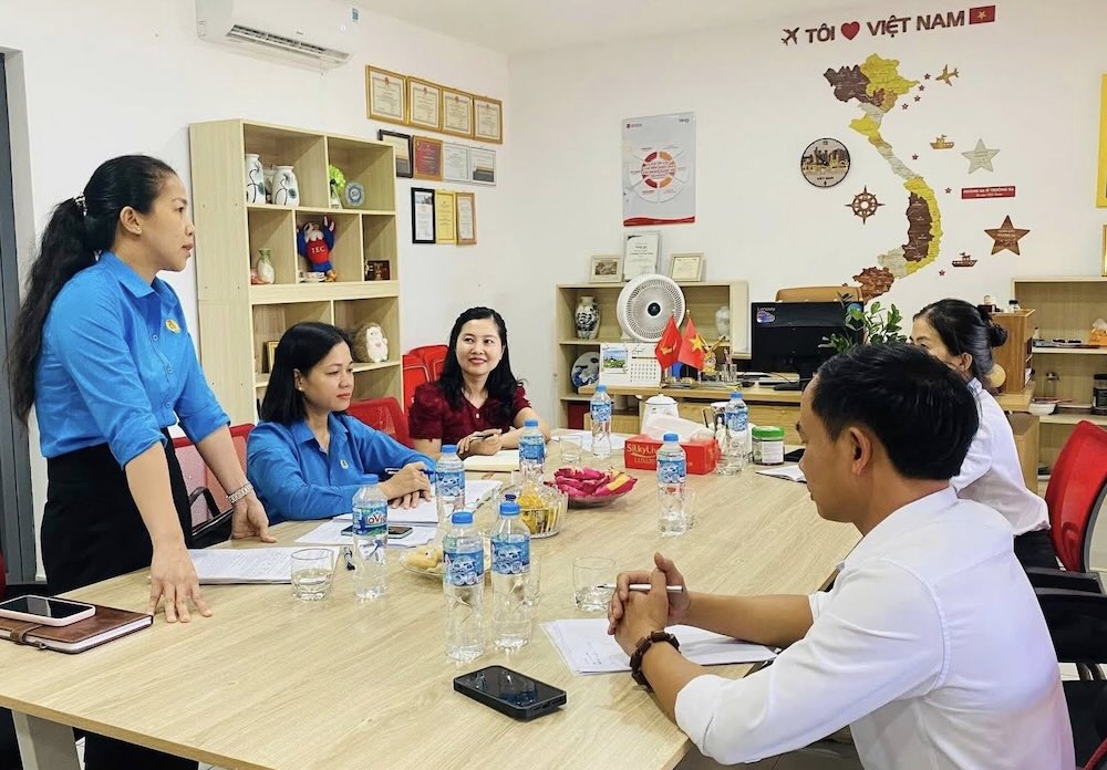 남동하 동 노동조합과 Ischool 국제 통합 다단계 학교 노동조합 간의 업무 회의 장면. 사진: 꽝찌 노동조합