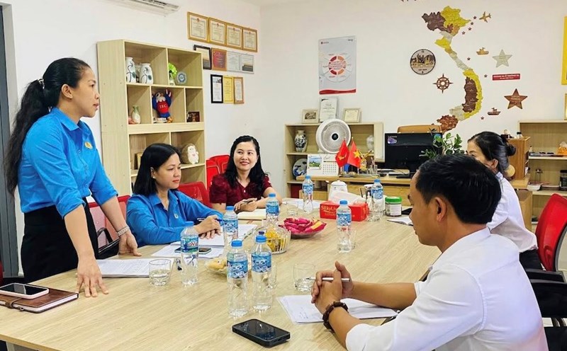 Scene of the working session between the Nam Dong Ha Ward Trade Union and the Ischool International integrated School Trade Union. Photo: Quang Tri Trade Union