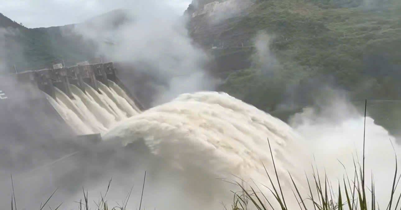 San Draw Hydroelecticityは洪水排出を動作させます。写真：Thuy Vy