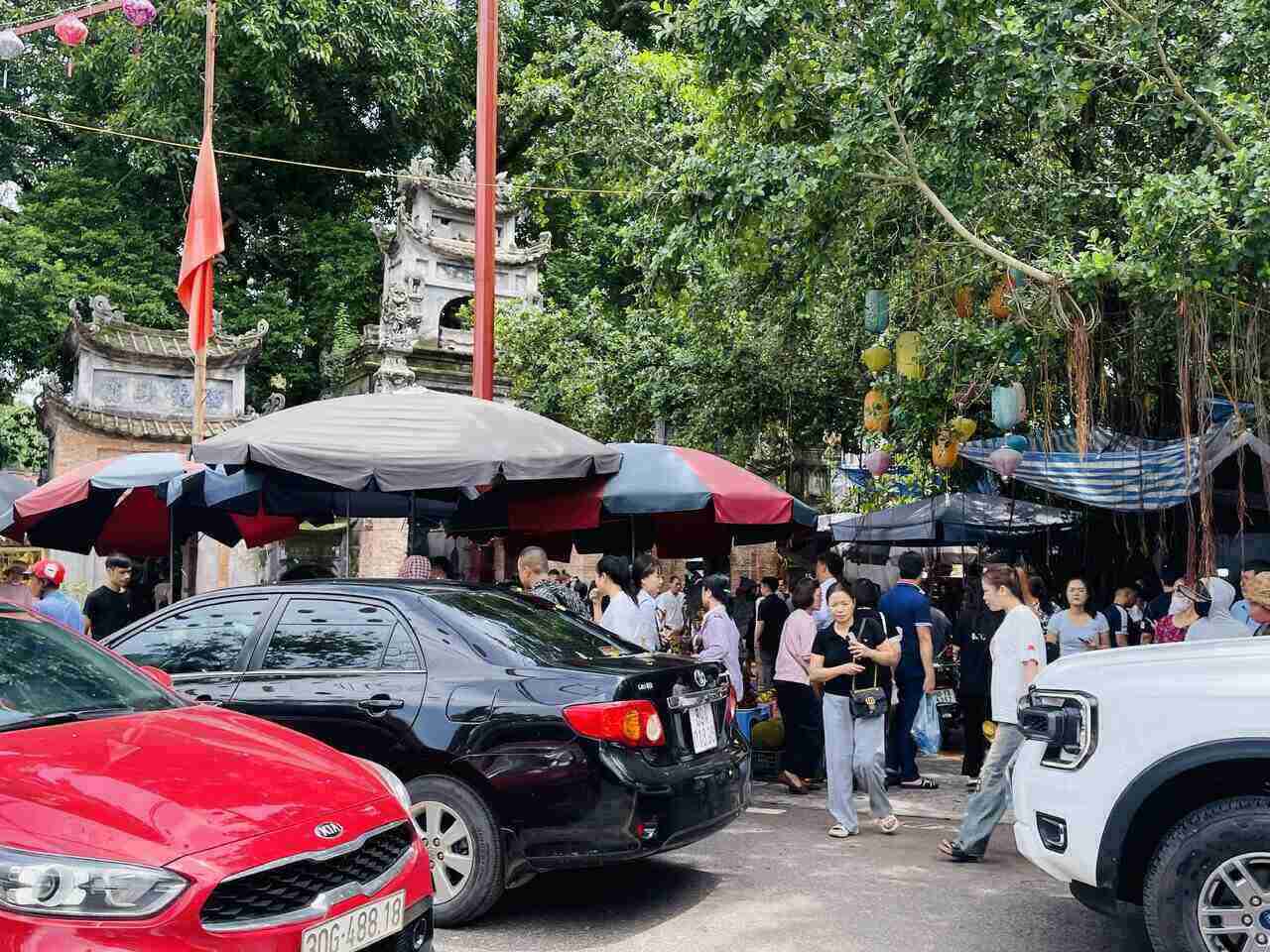 Khong khi nhon nhip truoc cua den Mau trong ngay dau thang am lich.
