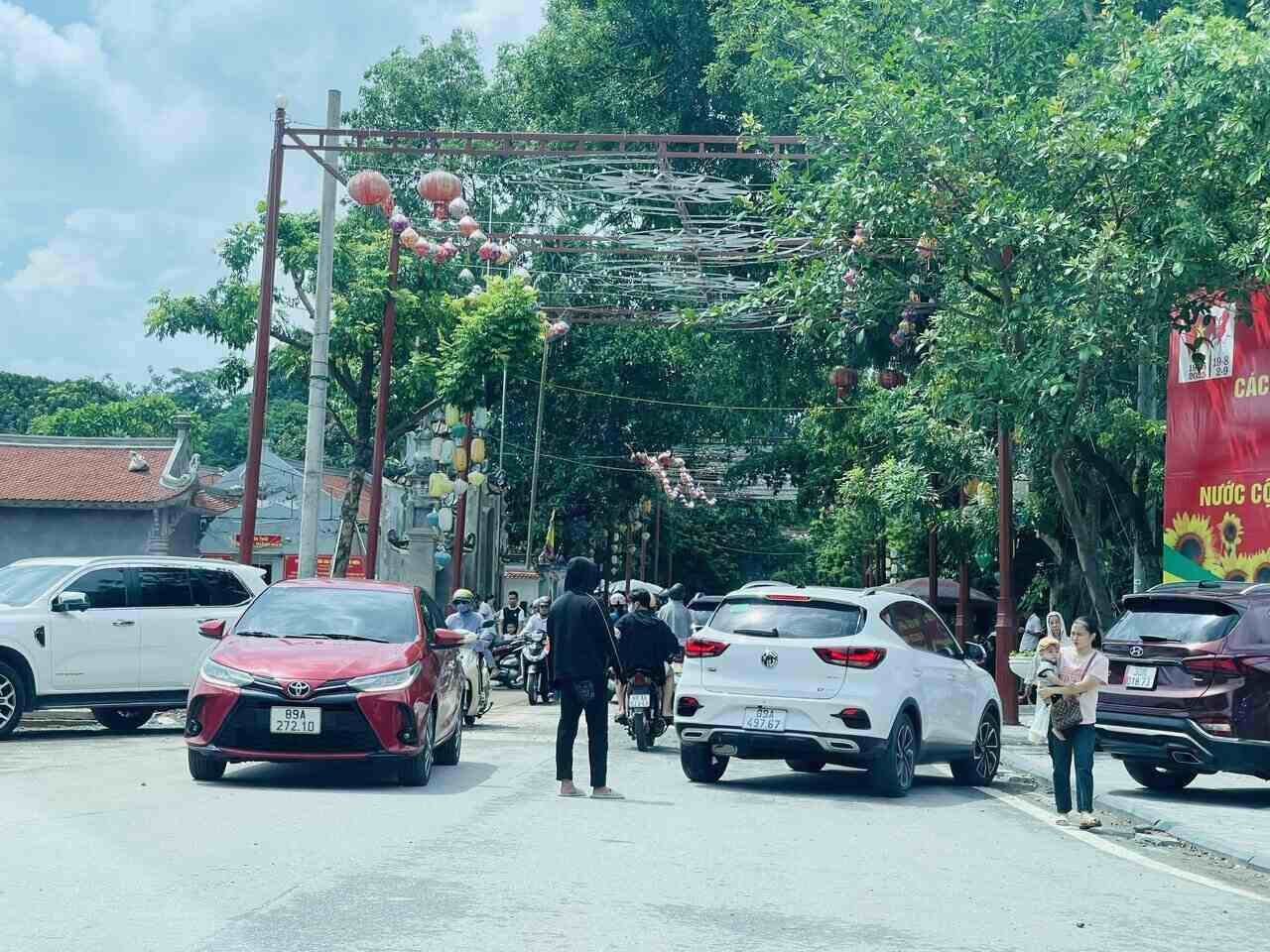 Xe khach lon va o to ca nhan di chuyen tren tuyen duong vao den Mau Hung Yen. Anh: Mai Huong
