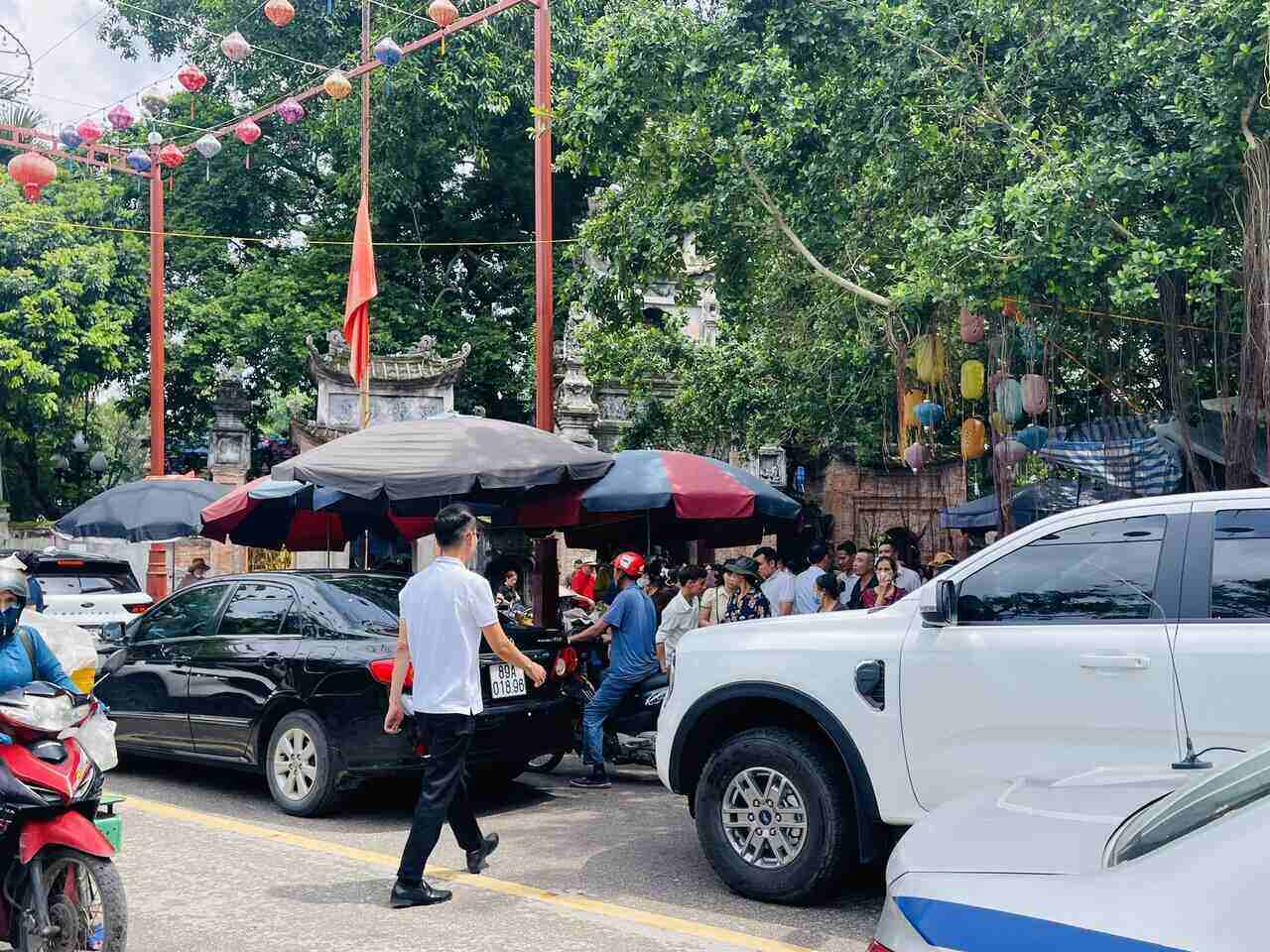 The Mau Pho Hien Temple is bustling with visitors on the first day of the 7th lunar month. Photo: Mai Huong