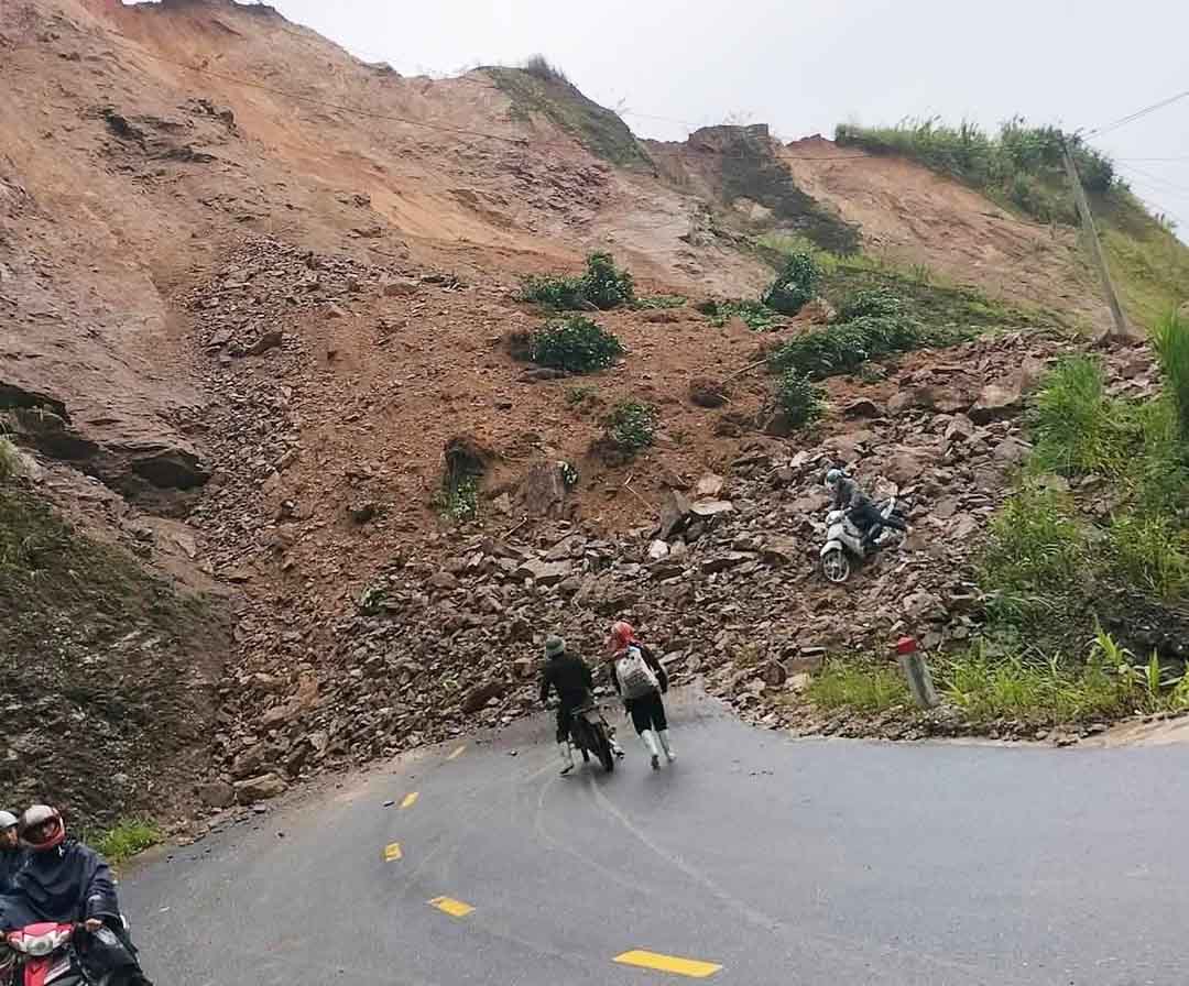Landslide on provincial road 177 Tuyen Quang. Photo: Nguyen Yen.