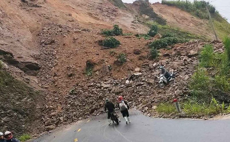Landslide on provincial road 177 Tuyen Quang. Photo: Nguyen Yen.
