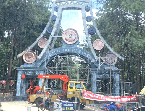 The welcome gate project to Bien Ho Tourist Area has installed many bronze gems in the symbol of the Central Highlands fertile roof. Photo: Thanh Tuan