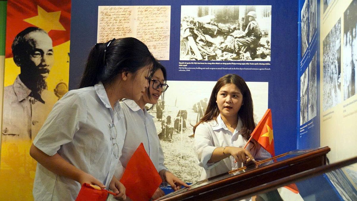 Cac ban hoc sinh thanh pho thich thu tim hieu moc son choi loi cua lich su dan toc.