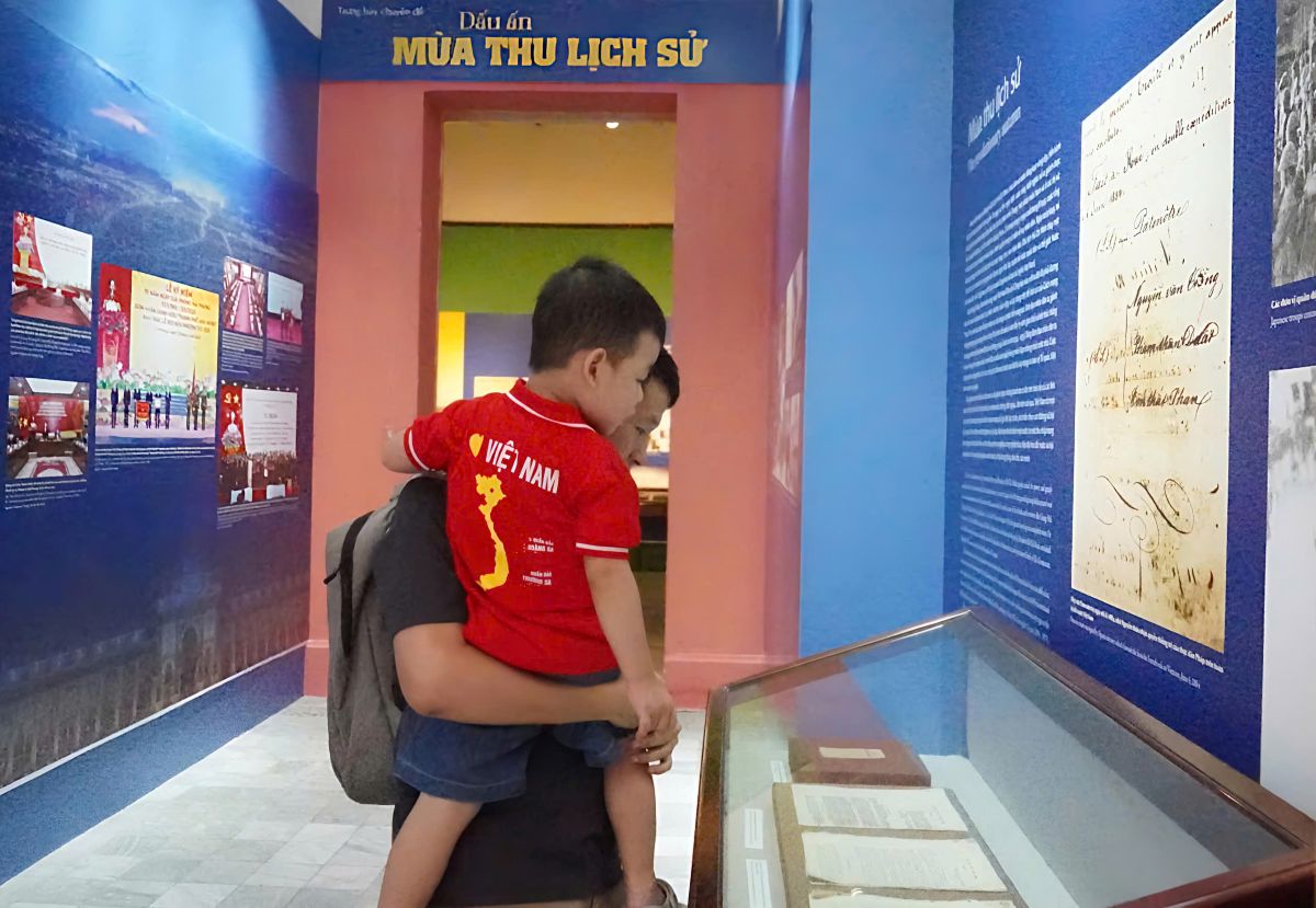 Nhieu em nho cung duoc gia dinh dua den tham quan trung bay. Ảnh: Mai Dung