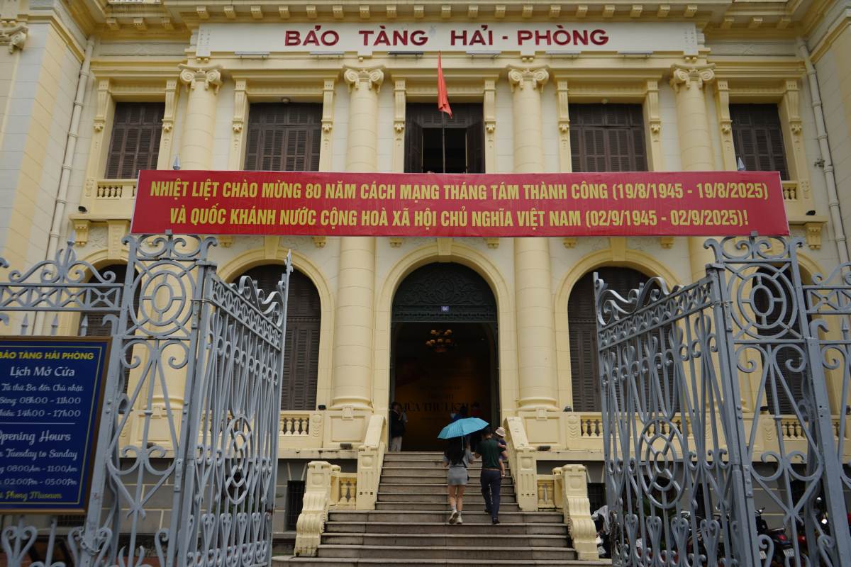 Hon 8h sang 23.8, Bao tang Hai Phong da don nhung vi khach dau tien trong ngay den tham quan trung bay. Ảnh: Mai Dung