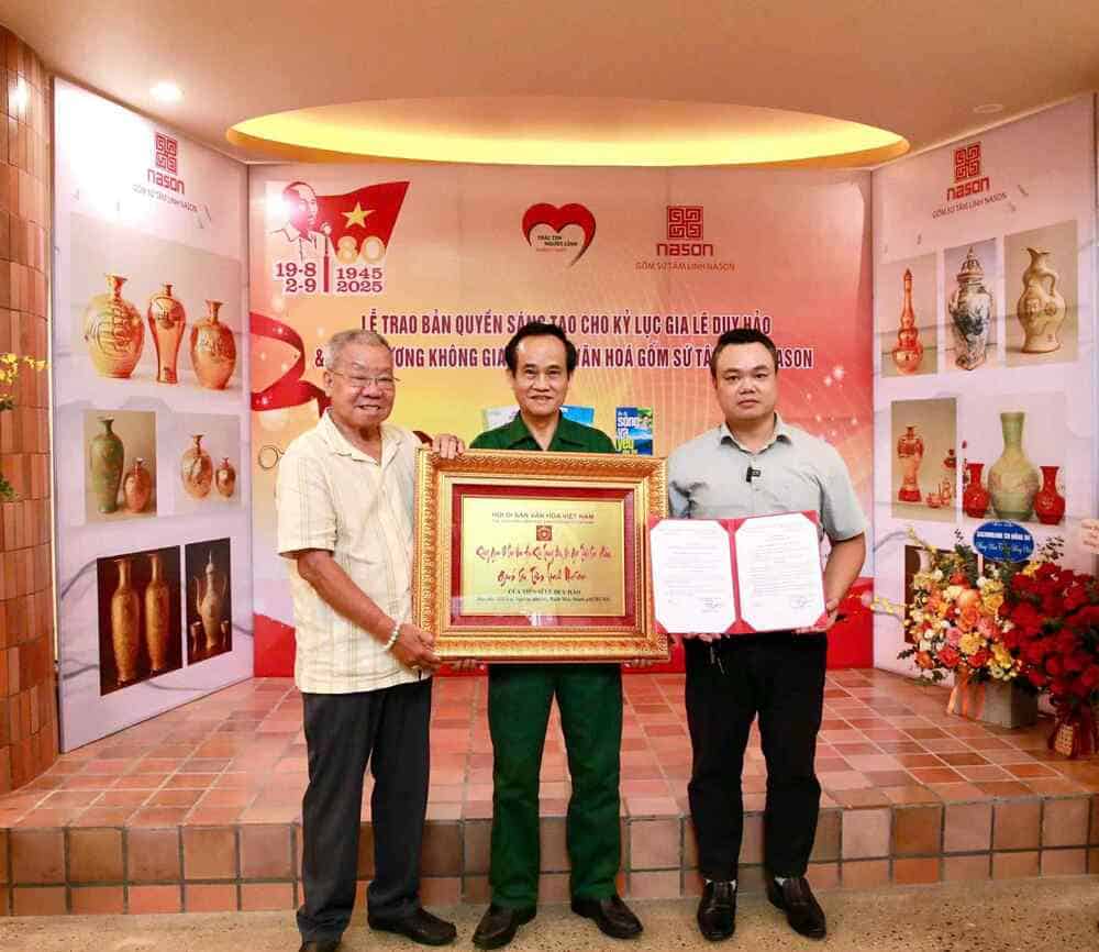 베트남 문화 유산 협회가 수여한 '문화 유산 공간 - Nason 정신 도자기 제품 전시 및 소개 공간' 인증서를 받는 참전 용사 Le Duy Hao (가운데). 사진: 제공된 인물