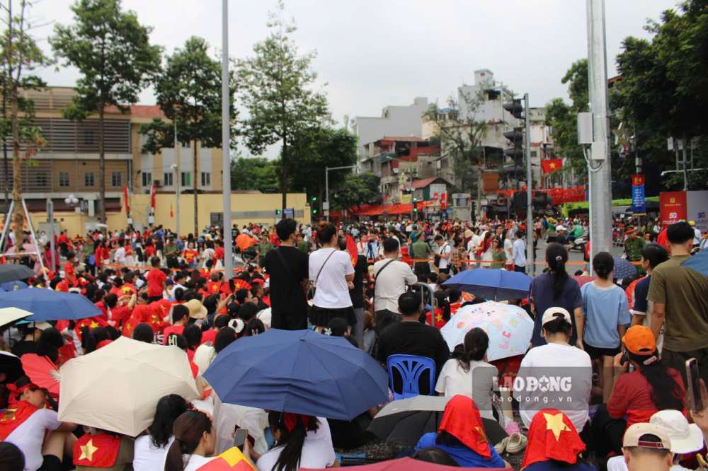 Dong nguoi chen chan theo doi buoi tong hop luyen lan 1 Le ky niem 80 nam Cach mang thang Tam thanh cong va Quoc khanh 2.9. Anh: Nguyen Dat
