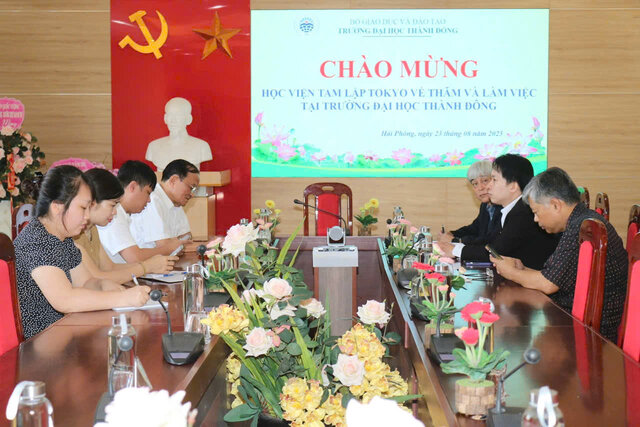 Los delegados asistieron a la reunion de trabajo en TDU para intercambiar sobre el programa de practicas y estudios en el extranjero para estudiantes de ingenieria. Foto: Universidad Thanh Dong