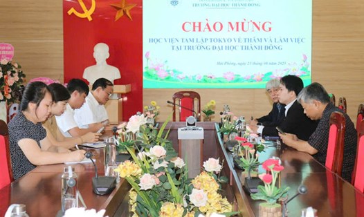 Các đại biểu tham dự buổi làm việc tại TDU, trao đổi về chương trình thực tập và du học cho sinh viên ngành kỹ thuật. Ảnh: Trường Đại học Thành Đông