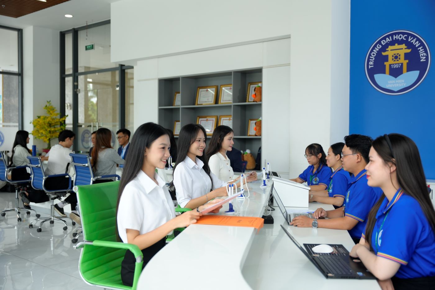 Phu huynh va thi sinh den cac co so cua nha truong de duoc tu van ho tro.
