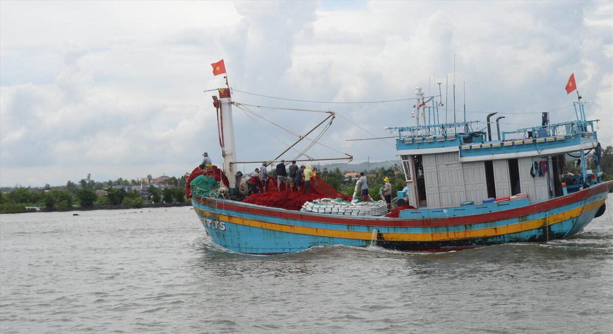 581 tau thuyen cua ngu dan Quang Ngai dang hoat dong tren Bien Dong da nhan duoc thong tin ve dien bien, huong di chuyen cua bao so 5. Anh: Vien Nguyen