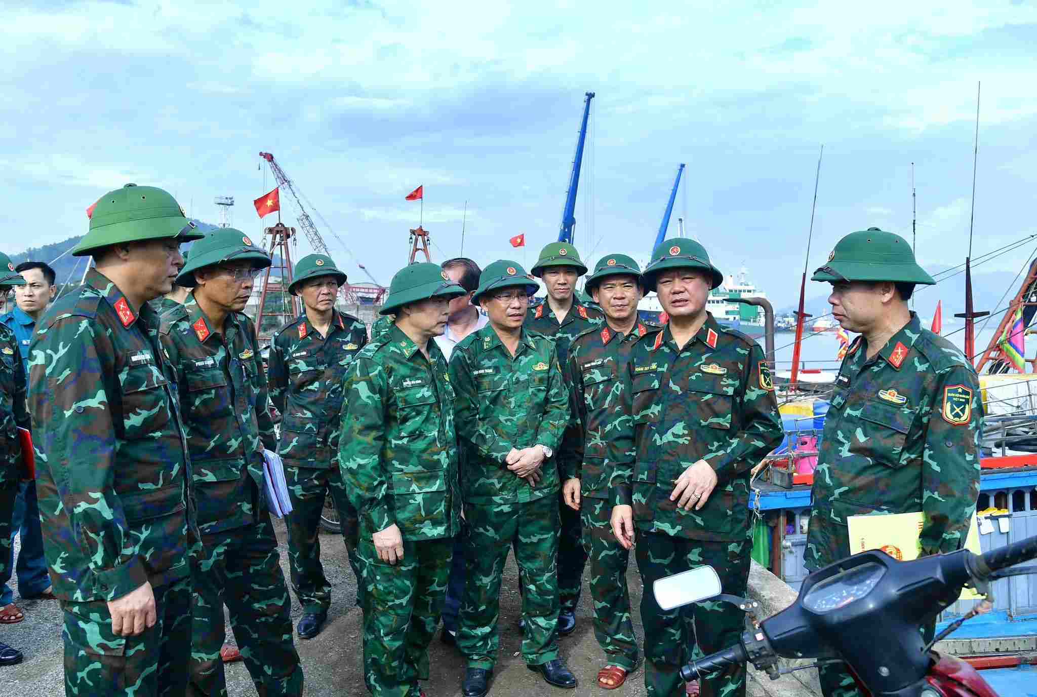 The working group of the Military Region 4 Command inspected storm prevention and control work in Nghe An. Photo: Ngoc Anh