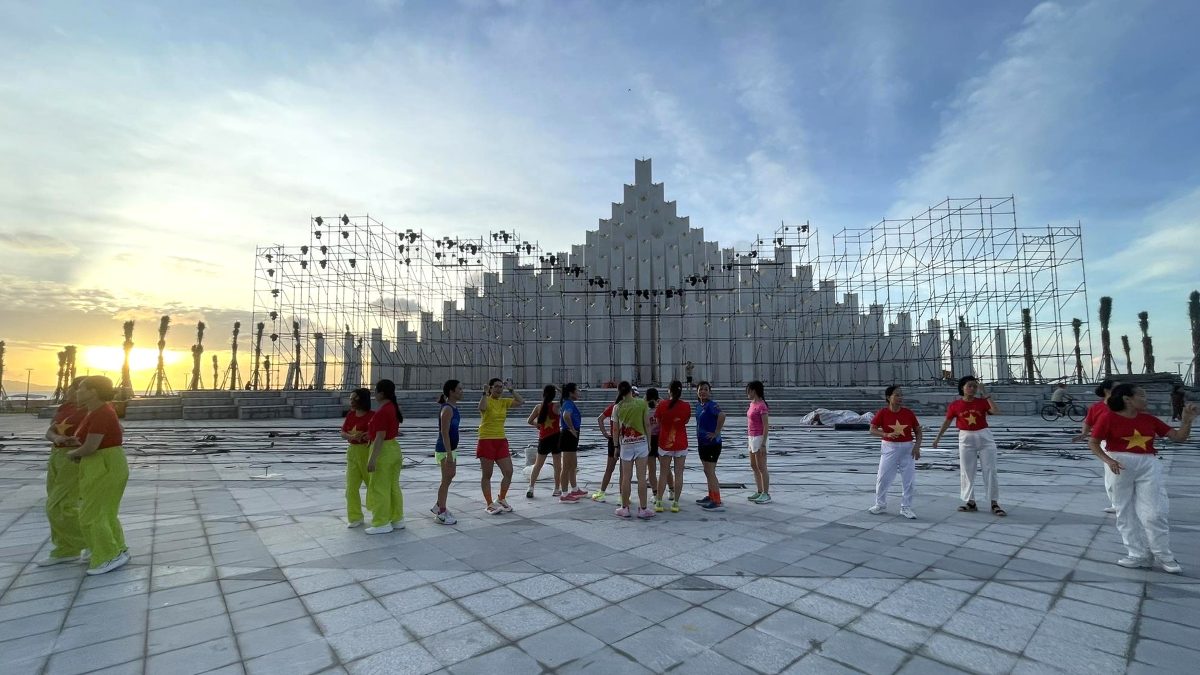 Schon früh am Morgen checkten viele Leute beim Highlight Tam Thang Tower ein. Foto: Trong Tuan