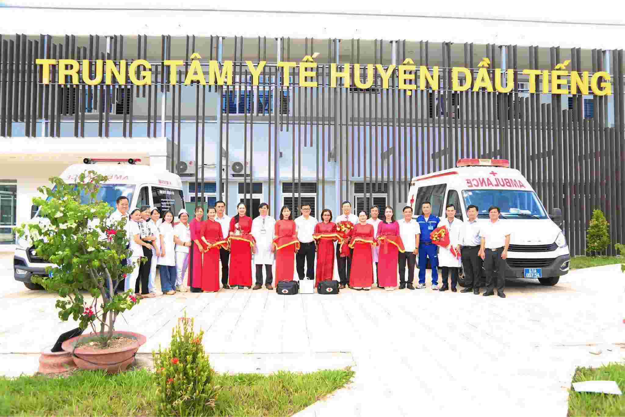 Anh: Bac si Huynh Minh Chin cung cap