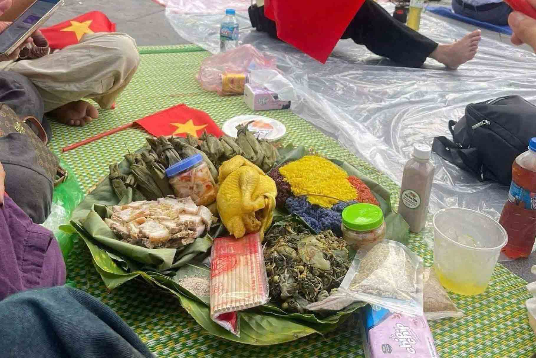 Mâm xôi gà đặc biệt gây sốt mạng trước giờ tổng hợp luyện diễu binh, diễu hành. Ảnh: Sông Lam