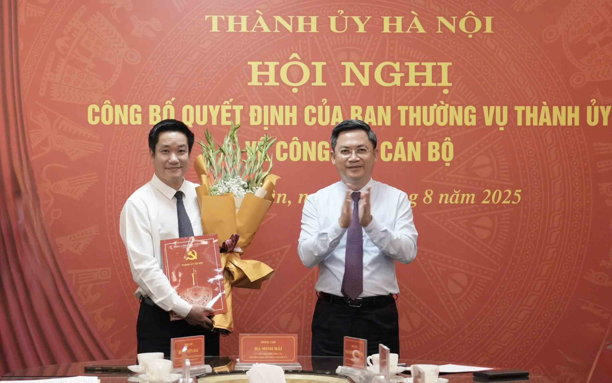 Head of the Hanoi Party Committee's Organization Committee Ha Minh Hai presented the Decision to transfer Mr. Nguyen Huy Cuong to hold the position of Secretary of the Thanh Xuan Ward Party Committee, on the afternoon of August 21. Photo: Hong Thai