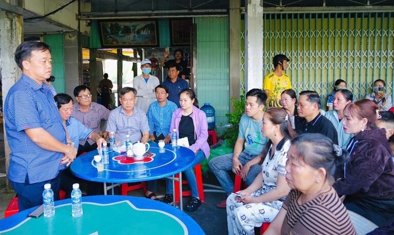 Standing Deputy Secretary of the Provincial Party Committee, Chairman of the Vietnam Fatherland Front Committee of Ca Mau province Huynh Quoc Viet (left cover), visited and encouraged households. Photo: My Tran