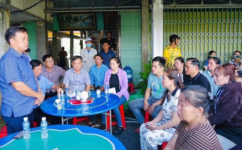 Standing Deputy Secretary of the Provincial Party Committee, Chairman of the Vietnam Fatherland Front Committee of Ca Mau province Huynh Quoc Viet (left cover), visited and encouraged households. Photo: My Tran