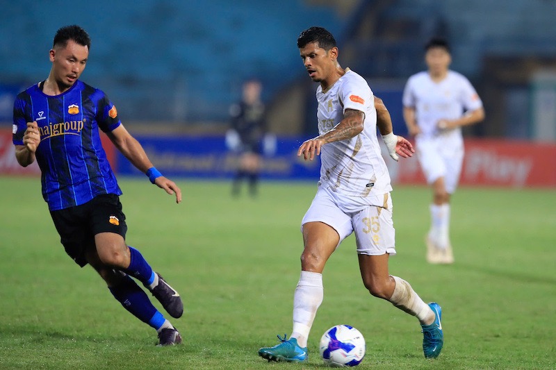 Ngoai binh cua Ha Noi FC van chua de lai nhieu dau an. Anh: Minh Dan