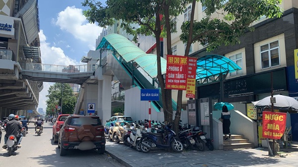 Repeat the situation of encroachment on the foot of urban railway stations. Photo: Minh Hanh
