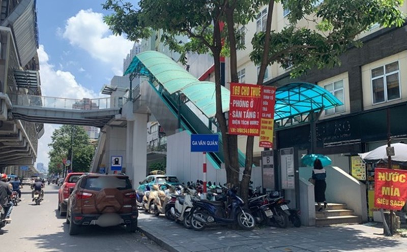 Repeat the situation of encroachment on the foot of urban railway stations. Photo: Minh Hanh