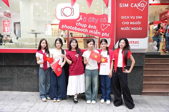 Cac ban tre hao hung den check-in Photobooth tai cua hang Viettel. Anh: Viettel