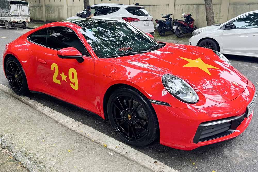 El propietario del Porsche 911 luce una nueva apariencia con motivo del Dia Nacional del 2 de septiembre. Foto: Quan Van Hoang